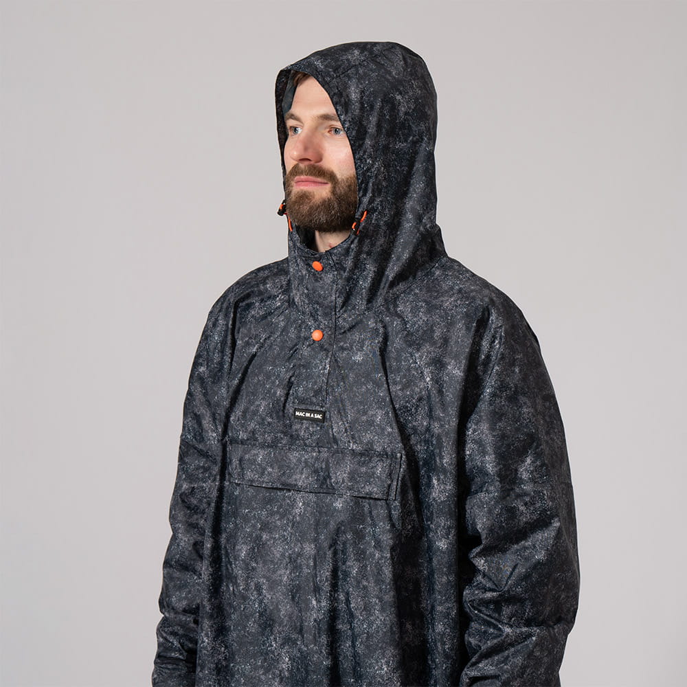 登山屋【MAC IN A SAC 英國】FESTIVAL輕巧袋著走快穿雨衣MNS141黑灰 1